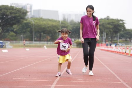 5-year-old Ruri Fuchu makes a solo dash to the finish line